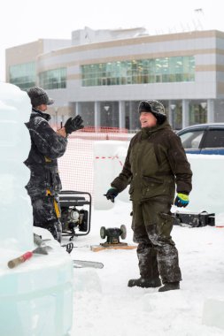 Bir konuşma için buz şehrin inşaat sahasında işçiler
