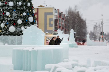 Buz kasabasının inşaat alanında iki toplayıcı yürüyor.