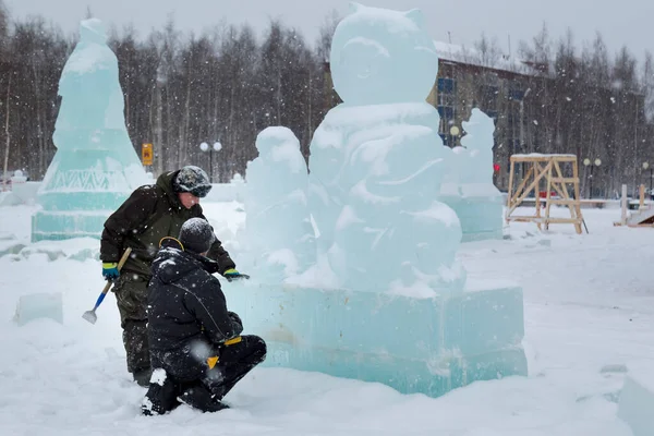 İnşaat alanındaki buz figüründeki yükleyiciler konuşuyorlar.