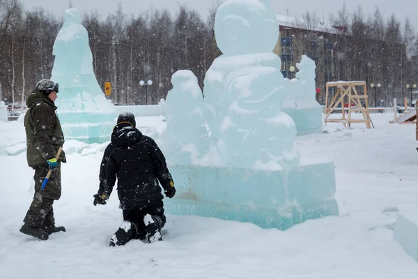 İnşaat alanındaki buz figüründeki yükleyiciler konuşuyorlar.
