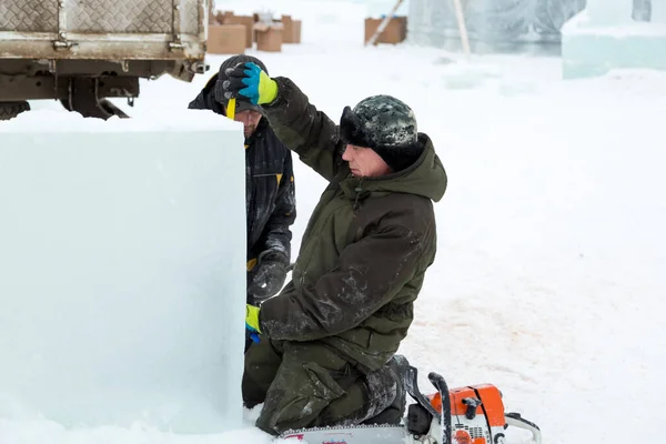 Arbeiter Markieren Den Eisblock Auf Der Baustelle Der Eisstadt Mit — Stockfoto