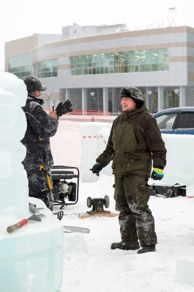 Bir konuşma için buz şehrin inşaat sahasında işçiler