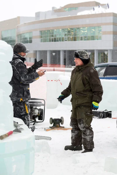 Bir konuşma için buz şehrin inşaat sahasında işçiler