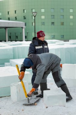 İşçi buz kalıbının seviyesini belirler.