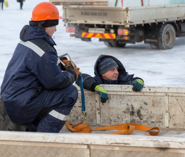 Makinenin yanında çalışan derleyicilerin portresi