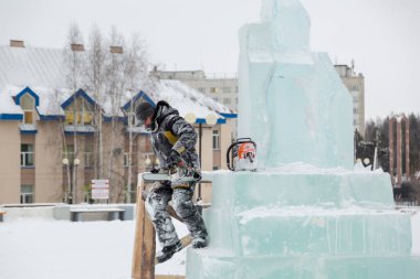 İskeledeki heykeltraşın yanında elektrikli testere saplantısı vardı.