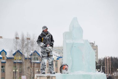 İskeledeki heykeltraşın yanında elektrikli testere saplantısı vardı.