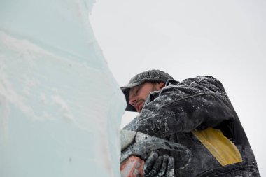 Heykeltıraş keser buz kontür buz testere ile Noel için