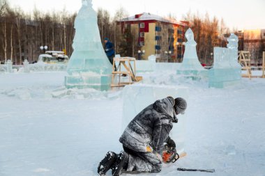 İskeledeki heykeltraşın yanında elektrikli testere saplantısı vardı.