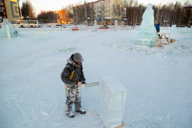 Heykeltıraş keser buz kontür buz testere ile Noel için