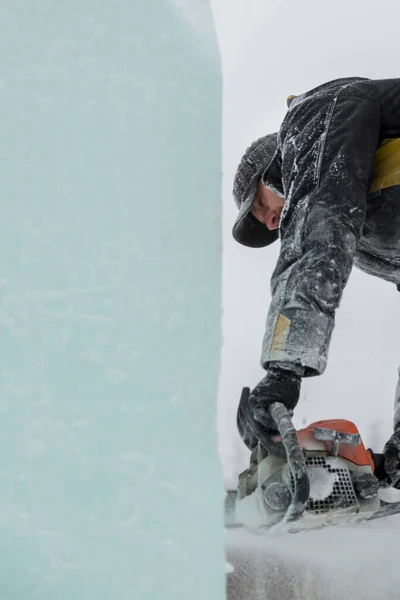 Escultor Corta Contornos Gelo Gelo Com Uma Motosserra Para Natal — Fotografia de Stock