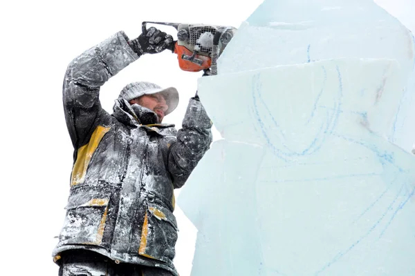 Der Bildhauer Schneidet Mit Der Kettensäge Eiskonturen Aus Eis Für — Stockfoto