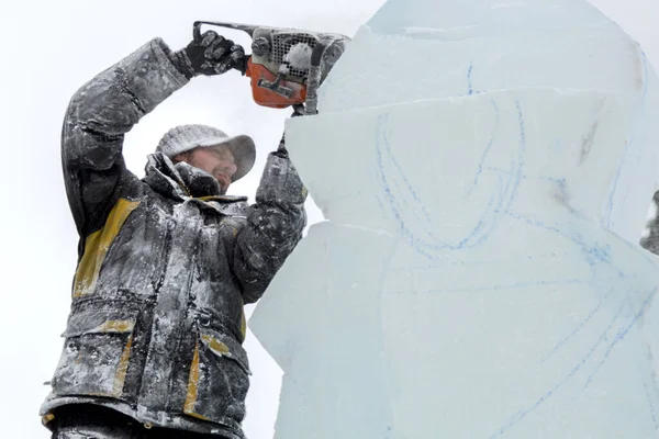 Скульптор Вырезает Контуры Льда Бензопилой Рождество — стоковое фото