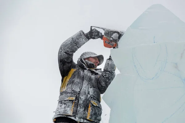 Der Bildhauer Schneidet Mit Der Kettensäge Eiskonturen Aus Eis Für — Stockfoto