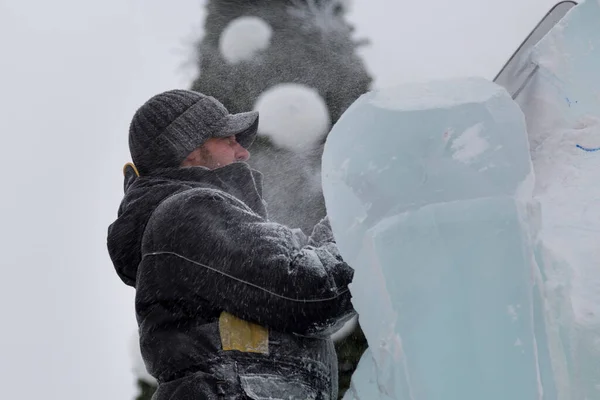 Ein Bildhauer Schneidet Vor Dem Hintergrund Eines Weihnachtsbaums Mit Der — Stockfoto