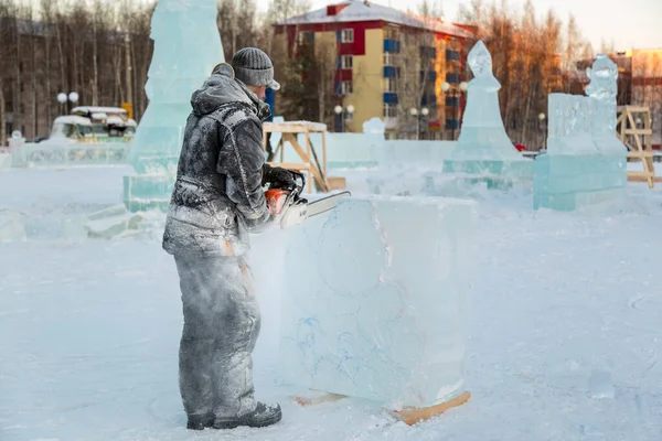 Escultor Corta Los Contornos Hielo Hielo Con Una Motosierra Para —  Fotos de Stock