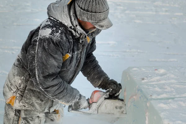 Escultor Corta Contornos Gelo Gelo Com Uma Motosserra Para Natal — Fotografia de Stock