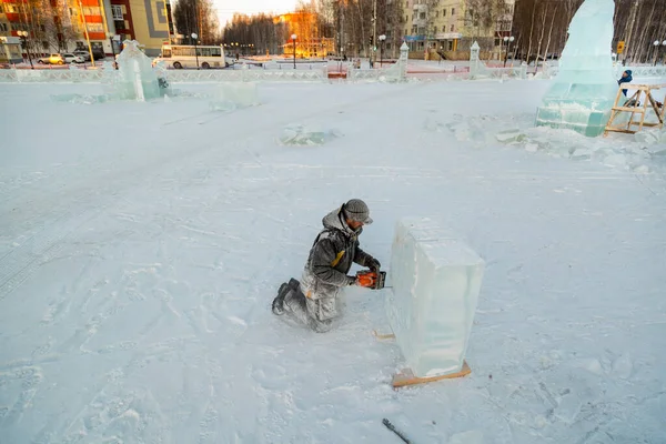 Der Bildhauer Schneidet Mit Der Kettensäge Eiskonturen Aus Eis Für — Stockfoto