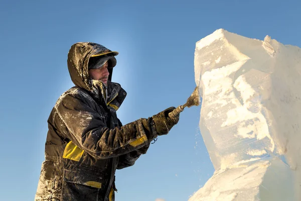 Escultor Corta Uma Figura Gelo Bloco Gelo Com Cinzel — Fotografia de Stock