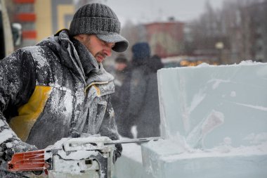 Heykeltıraş keser buz kontür buz testere ile Noel için