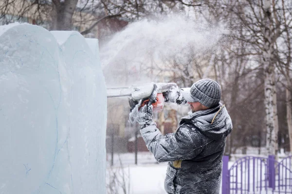 Der Bildhauer Schneidet Die Konturen Der Zukünftigen Komposition Mit Der — Stockfoto