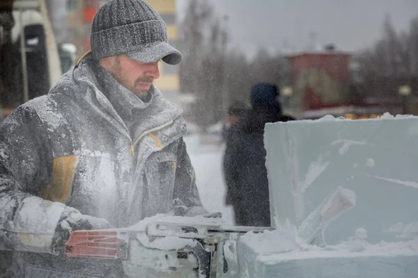 Der Bildhauer Schneidet Mit Der Kettensäge Eiskonturen Aus Eis Für — Stockfoto