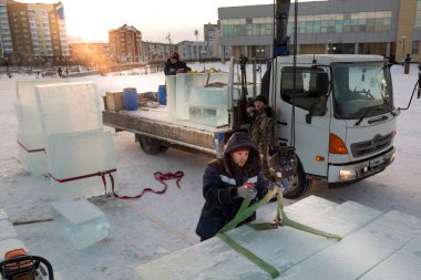 Slinger halatı kancaya takıyor vinç kancasına takıyor