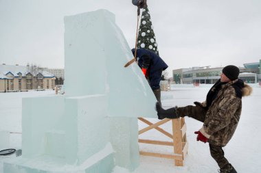 Buz panellerinin kurulumunda kışlık teçhizat yükleyici
