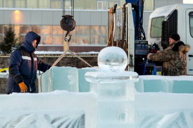 Ellerinde bant saplı kışlık üniformalı işçiler.