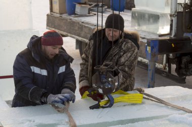 Ellerinde bant saplı kışlık üniformalı işçiler.