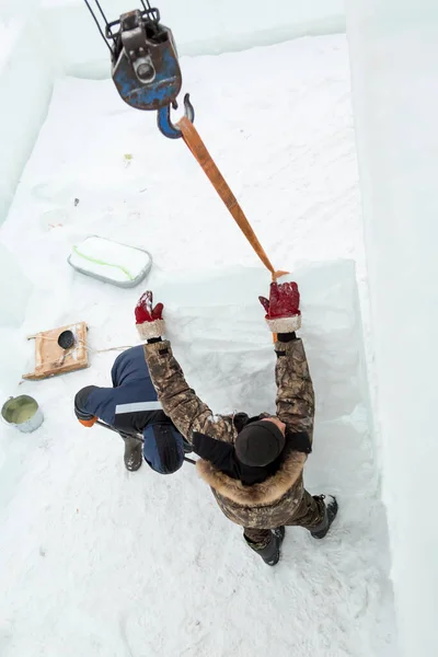 滑翔机用卡车起重机卸下冰板 — 图库照片