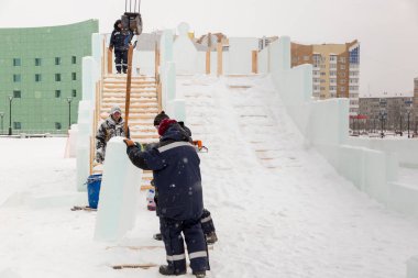 Buz kasabası için bir buz tabakası kurulumunda kurulumcular