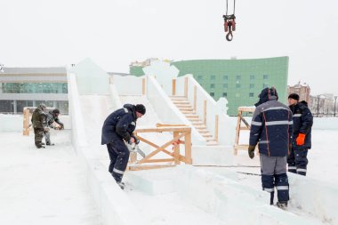 Kurucular buz kasabasının inşaat sahasına bir buz kaydırağı inşa ediyorlar.