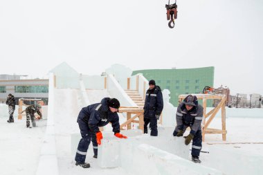 Kurucular buz kasabasının inşaat sahasına bir buz kaydırağı inşa ediyorlar.