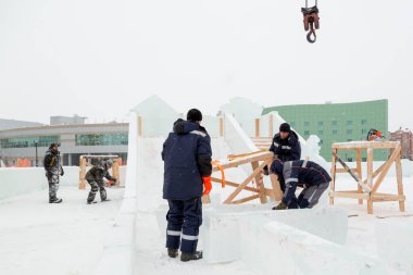 Kurucular buz kasabasının inşaat sahasına bir buz kaydırağı inşa ediyorlar.