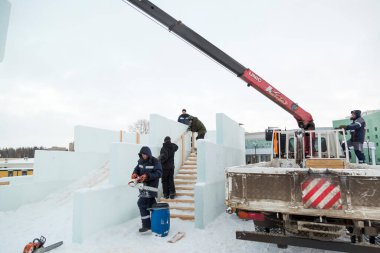 Kurucular buz kasabasının inşaat sahasına bir buz kaydırağı inşa ediyorlar.