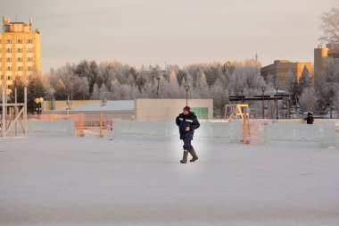 Tesisatçı buz kasabasının inşaat alanında yürüyor.