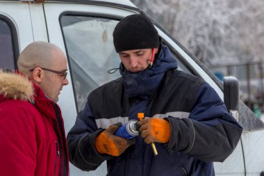 Kurucular bir inşaat sahasına gaz ocağı kuruyorlar