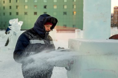 İşçi derleyicisi elektrikli testere buz tabakasını özelleştirdi
