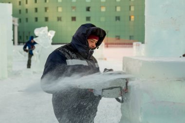 İşçi derleyicisi elektrikli testere buz tabakasını özelleştirdi