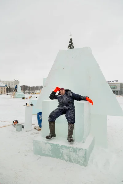 Porträt Eines Arbeitenden Monteurs Winterjacke Und Strickmütze Auf Einem Eisthron — Stockfoto