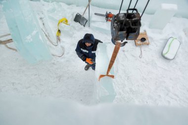 Buz panelleri yükleyen halat sapanlarıyla fırlatıcı
