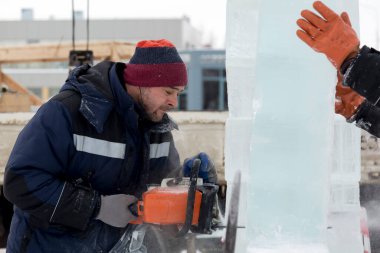İşçi derleyicisi elektrikli testere buz tabakasını özelleştirdi