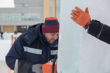 İşçi derleyicisi elektrikli testere buz tabakasını özelleştirdi