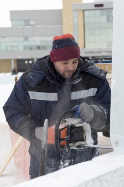 İşçi derleyicisi elektrikli testere buz tabakasını özelleştirdi
