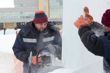 İşçi derleyicisi elektrikli testere buz tabakasını özelleştirdi