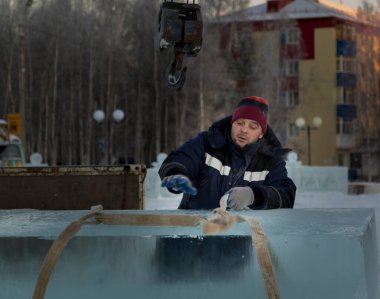 Buz panelleri yükleyen halat sapanlarıyla fırlatıcı