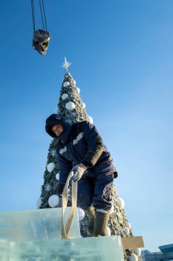Buz panelleri yükleyen halat sapanlarıyla fırlatıcı
