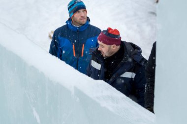 İnşaat alanındaki yükleyiciler konuşuyor.