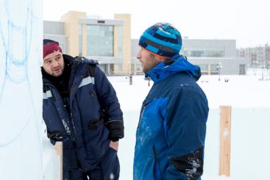 İnşaat alanındaki yükleyiciler konuşuyor.